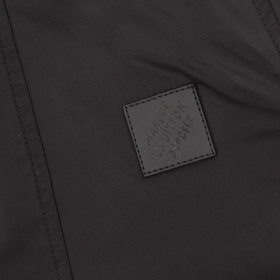 🅿️570 Louis Vuitton/Louis Vuitton Logo Reversible Jacket Jacket Reversible jacket, divided into solid color side and full logo jacquard side, the two styles can be switched at will. Needless to say the style, low-key luxury, both sides bring out the 1V classic elements, loose fit, casual and comfortable upper body. The solid color side is a soft-shell jacket style, a simple solid color style, only the chest hardware is decorated, the hardware is removable, the inside and outside hardware are all double-sided engraved, the original version is the same and can be customized and dyed. The clothes are of the same color with no color difference, and the labor cost is expensive. The lining is made of silk jacquard fabric, and the classic full-width logo jacquard process requires everything to be woven, and the process cost is extremely high. size：XS-L